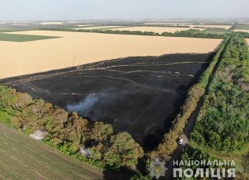 На Харьковщине полиция устанавливает обстоятельства пожара и гибели части урожая на поле частного хо