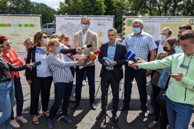 Рассчитываем привлечь дополнительные средства на ремонт дорог. Сделали заявку на 2 млрд грн. Алексей