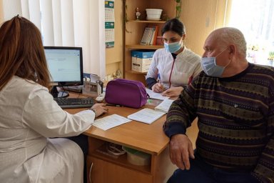 На Харьковщине началась иммунизация людей в возрасте 65+ вакциной AstraZeneca-SKBio