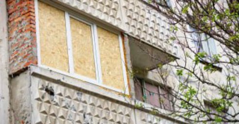 В Харькове ремонтируют поврежденные обстрелами окна и кровли