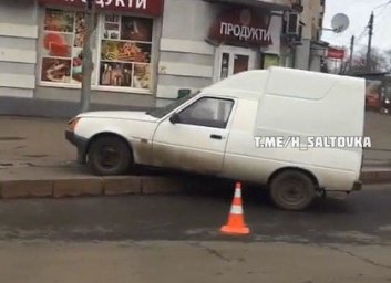 ДТП: легковушка влетела в столб (ФОТО)