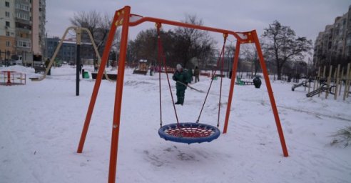 Коммунальные службы убирают снег на детских площадках