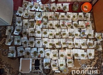 Полицейские изъяли около килограмма каннабиса у жителя Харьковщины
(ФОТО)