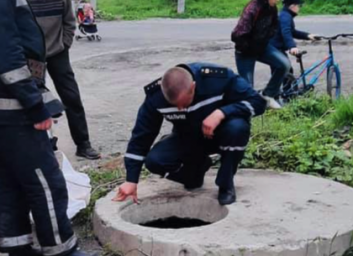 Медики и спасатели помогли женщине, которая упала в коллектор (ФОТО)