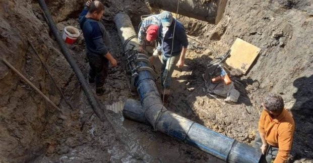 
В Киевском районе восстанавливают сети водоснабжения после обстрела
