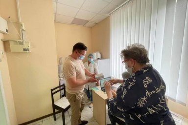 Антон Деньгуб посетил центр массовой вакцинации в Чугуеве