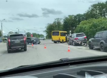 ДТП: жесткая встреча маршрутки с легковушкой (ВИДЕО)