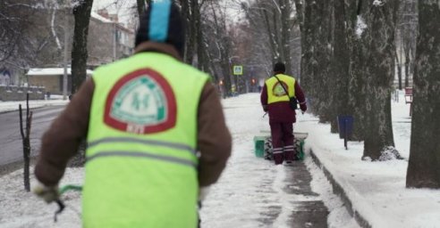 
Более двух тысяч работников убирают Харьков от снега
