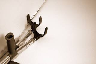 На Харьковщине бросили за решетку человека, который избил сестру ходулями матери