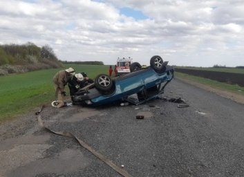 ДТП с перевертышем под Харьковом: водитель погиб, пассажиры в неотложке (ФОТО)