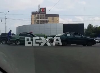 ДТП: легковушки не разминулись на городской магистрали (ВИДЕО)