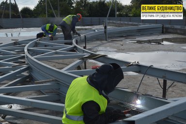 На строительстве ФОКа в Люботине работают над установкой купола