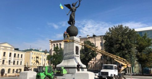 Харьковские коммунальщики очищают памятники ко Дню города