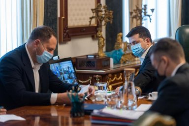 Ускорение вакцинации и борьбу с подделкой COVID-сертификатов обсудили на совещании у Президента