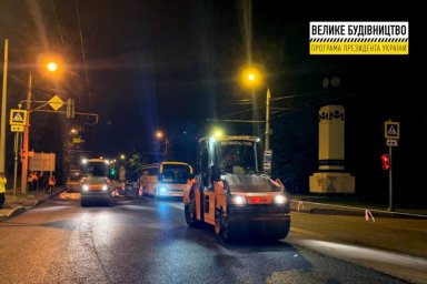 На въезде в Харьков со стороны Чугуева укладывают финишный слой покрытия