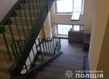 Из окна на капоп автомобиля: на Салтовке мужчина покончил жизнь самоубийством (ФОТО)