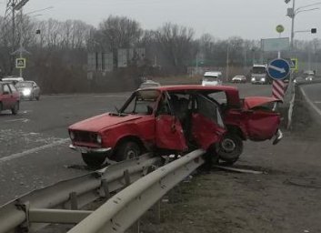 ДТП под Харьковом: ВАЗ насадило на разделительный барьер, водитель не выжил (ФОТО)