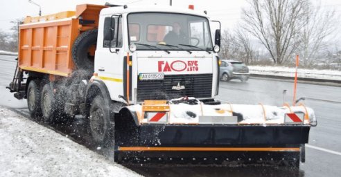 На улицах города работают 64 снегоуборочные машины