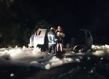 В жилом дворе Салтовки загорелся на ходу микроавтобус (ВИДЕО, ФОТО)