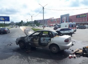 Рядом с крупным строймаркетом на ходу загорелся автомобиль (ВИДЕО, ФОТО)