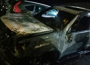 ФОТО: Ночью на парковке горели машины. Полиция завела дело о поджоге (РЕДПОСТ)