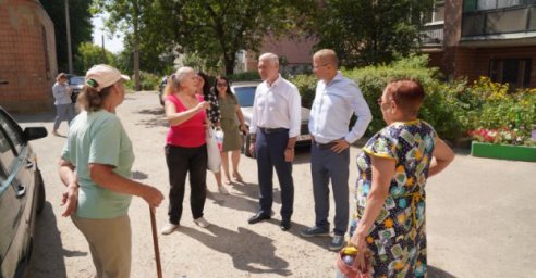 В микрорайоне на улице Клочковской проводится благоустройство 