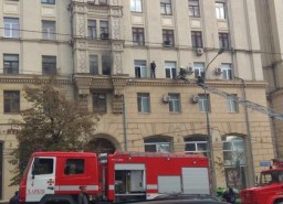 Пожар в центре Харькова: на карнизе горящей квартиры стоит мужчина (Обновлено, ВИДЕО, ФОТО)