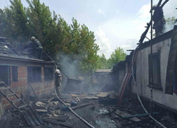 Рятувальники ліквідували велику пожежу на приватному подвір`ї (ФОТО)