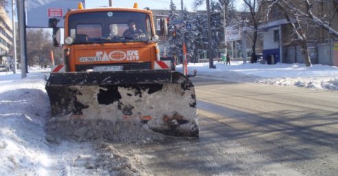 На магистралях города работает более 140 снегоуборочных машин