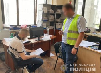 Чиновник за взятку выпустил неплательщика алиментов за границу (ФОТО)