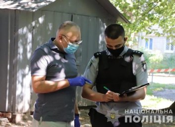 Труп, завернутый в ковер, нашли возле гаражей (ФОТО)