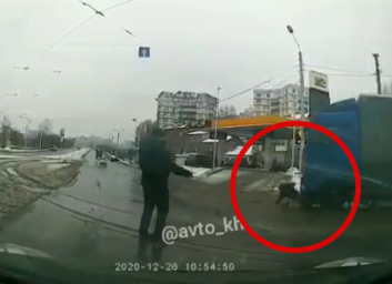 ВИДЕО: Грузовик переехал мужчину на переходе. Появилось жуткие кадры ДТП в Харькове - Очевидцы