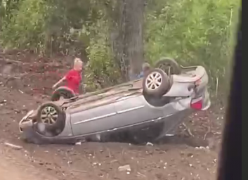 ДТП: легковушка вылетела с трассы и перевернулась (ВИДЕО)