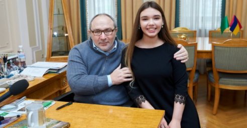 Геннадий Кернес встретился со школьницей по ее просьбе