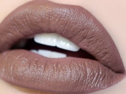 Сам себе визажист: В тренде коричневые губы и аристократическая бледность