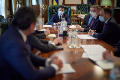 Президент поручил правительству подготовить решение о прекращении авиасообщения между Украиной и Бел