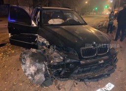 Водитель после аварии бросил элитное авто в районе железнодорожного вокзала (ФОТО)