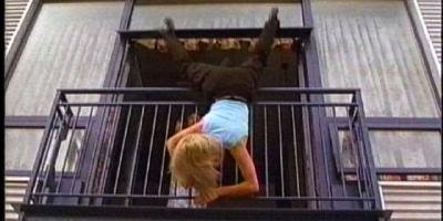 Озлобленный сожитель выбросил жену через балкон прямо на глазах у соседей (ВИДЕО)