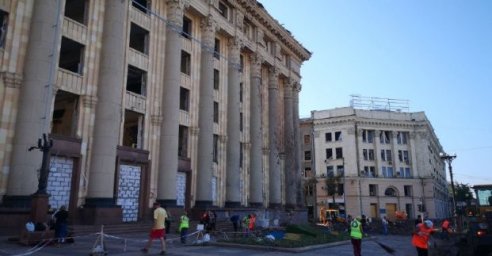 
Центр Харькова приводят в порядок после вчерашнего обстрела
