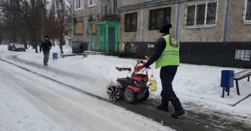
Более двух тысяч коммунальщиков убирают снег в Харькове
