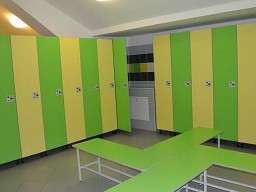 Золотые украшения и дорогие часы: бизнесмена обокрали в раздевалке спортклуба на Дружбы народов в Ки