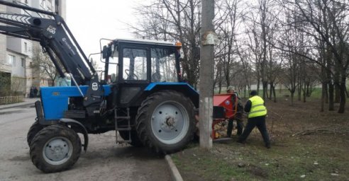 Коммунальные службы ежедневно убирают город после обстрелов