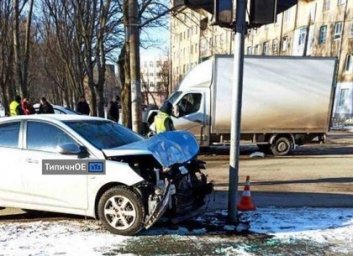 ДТП на ХТЗ: грузовик и легковушка врезались в столб и светофор (ФОТО)
