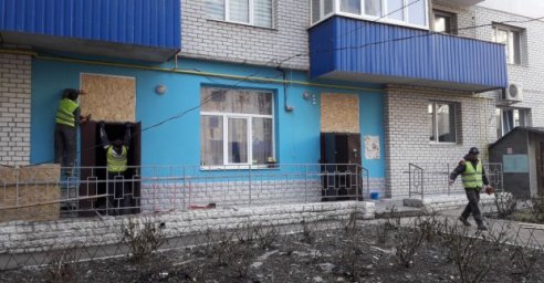 Харьковские коммунальщики восстанавливают разрушенные окна и кровли