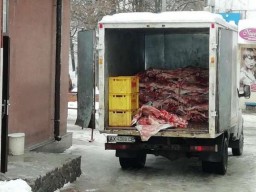 Полная антисанитария: Сеть шокировала доставка мяса в магазин Харькова (ФОТО)