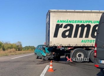 ВИДЕО: Столкновение легковушки и фуры на Киевской трассе (Telegram)