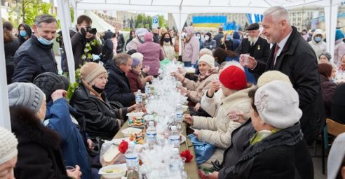 Фронтовые песни и &laquo;полевая каша&raquo; - ветераны празднуют День победы