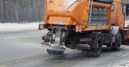 На дорогах Харькова работают 60 снегоуборочных машин
