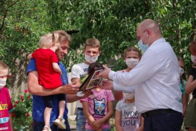 Родители-воспитатели приемных детей из Великобурлукского района получили благодарности председателя 