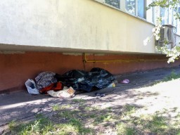 На бульваре Ярослава Гашека в Киеве у многоэтажки нашли труп, завернутый в одеяло (ФОТО, ВИДЕО)